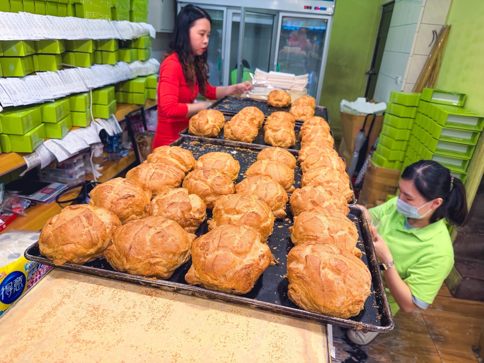 沒人帶根本不會發現，就是乳凍蛋糕店家，買兩條就很夠吃，大泡芙也是招牌主打