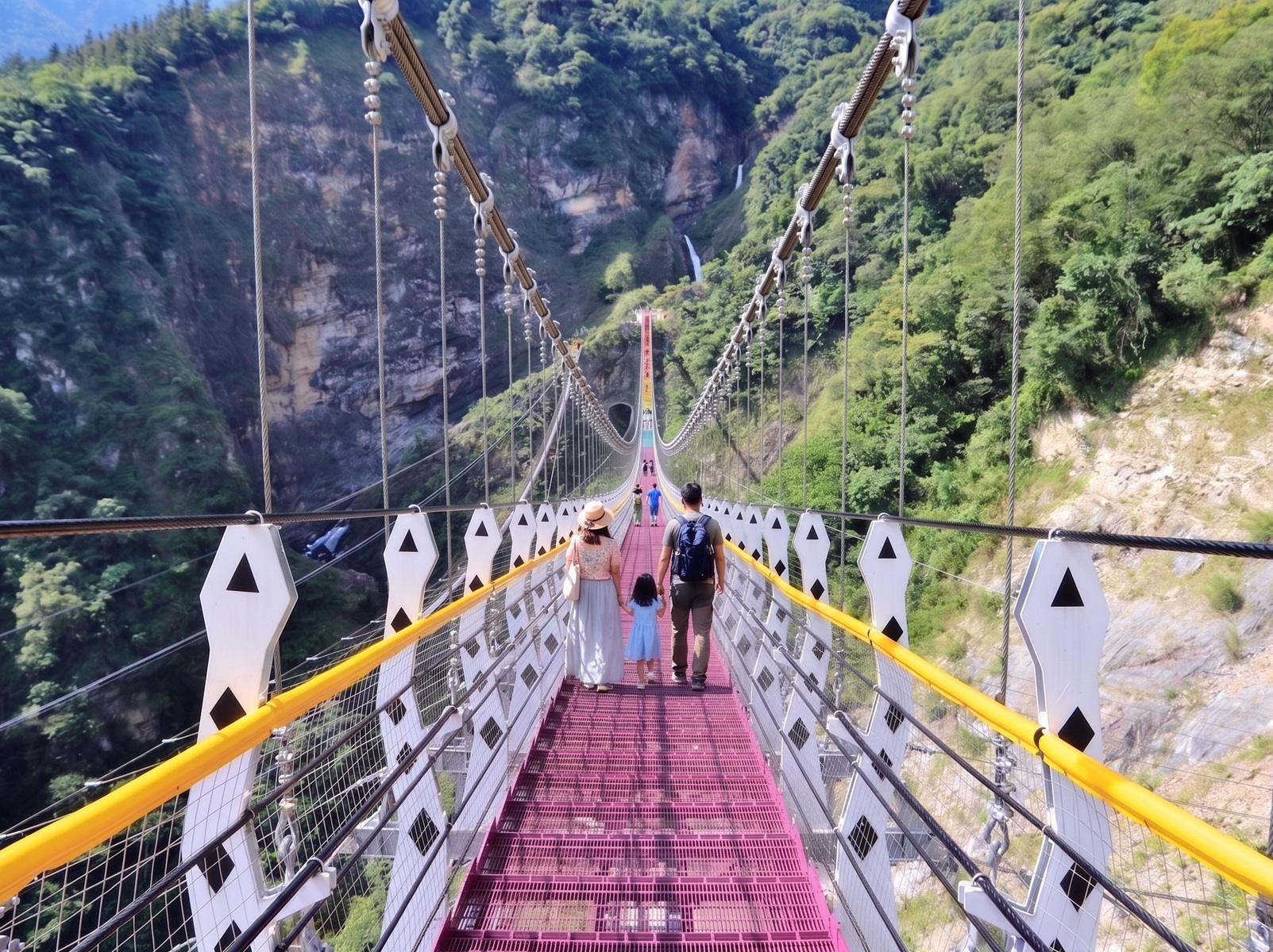 雙龍瀑布七彩吊橋