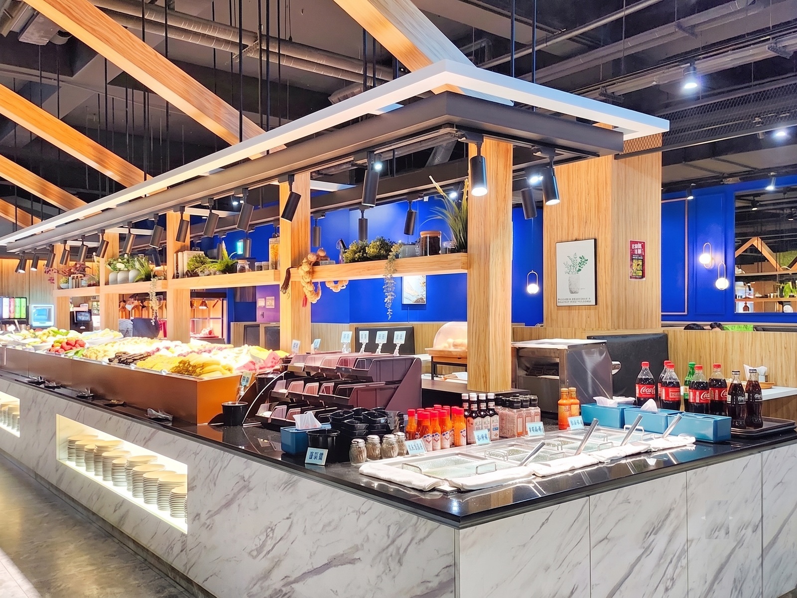好市多中和店旁的《我家牛排中和店》介紹給你收藏，這間獲得Google 4.3顆星高評價的牛排店絕對不容錯過！這裡的牛排肉質嫩滑，口感極佳，而且價格非常親民，CP值超高！餐廳周圍有大賣場可供購物，捷運也很方便，步行到橋和捷運站只需十分鐘，非常便利！老闆和員工都非常親切，服務態度好，且完全不會強迫推銷套餐。牛排的烹調方式是