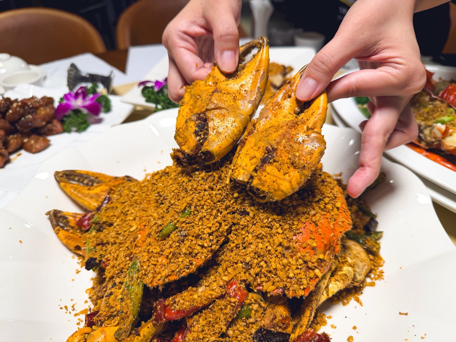 附近鄰居常來吃，是粵式海產店家，點個六菜一湯就吃不完，螃蟹沙公是招牌