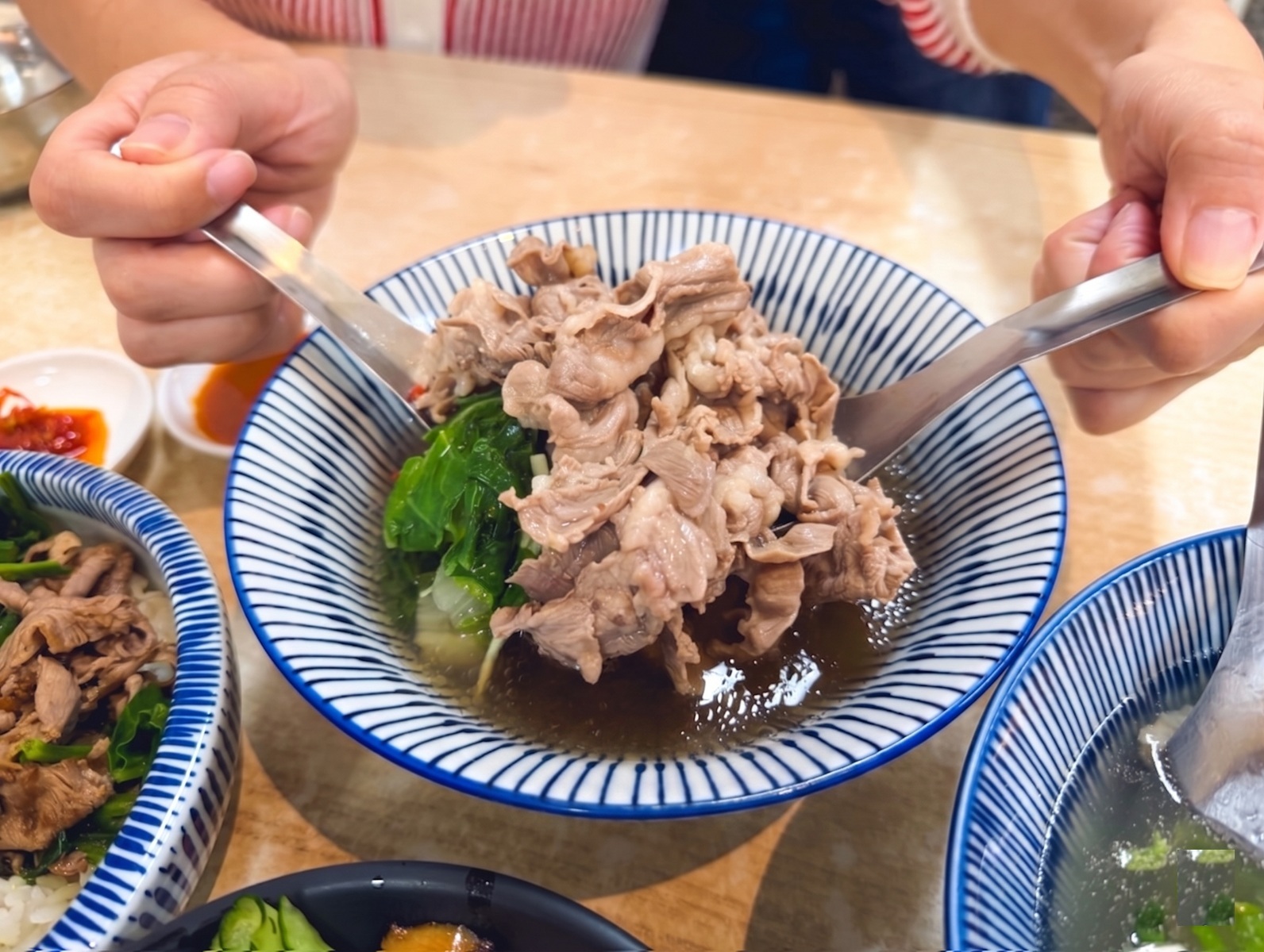九成外地人不知道，就是羊肉湯餐廳，一百元羊肉超澎拜，拌飯也是必吃