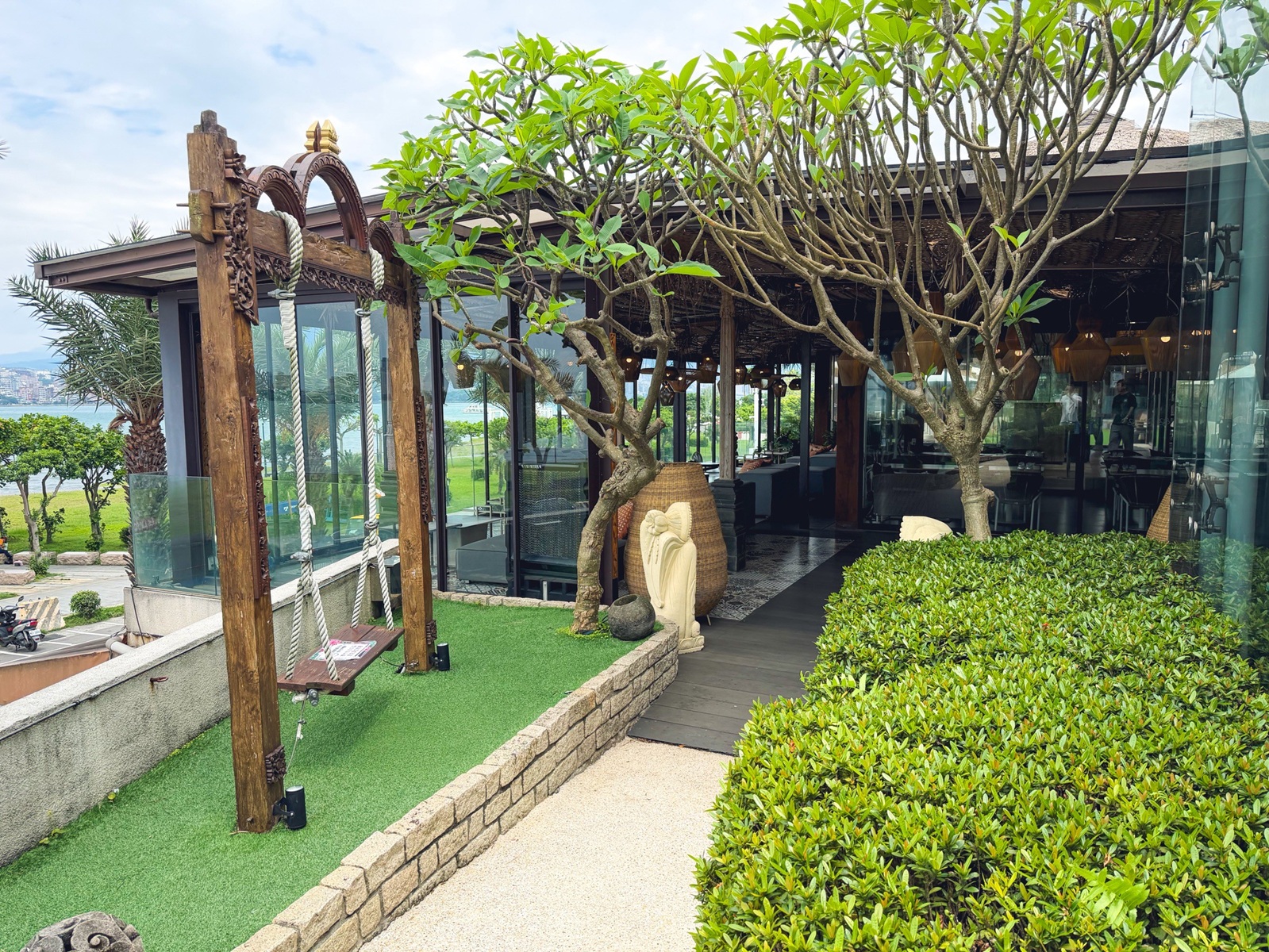 很多人不知道，是景觀咖啡店家，低消250能待整天，南洋風格也是招牌