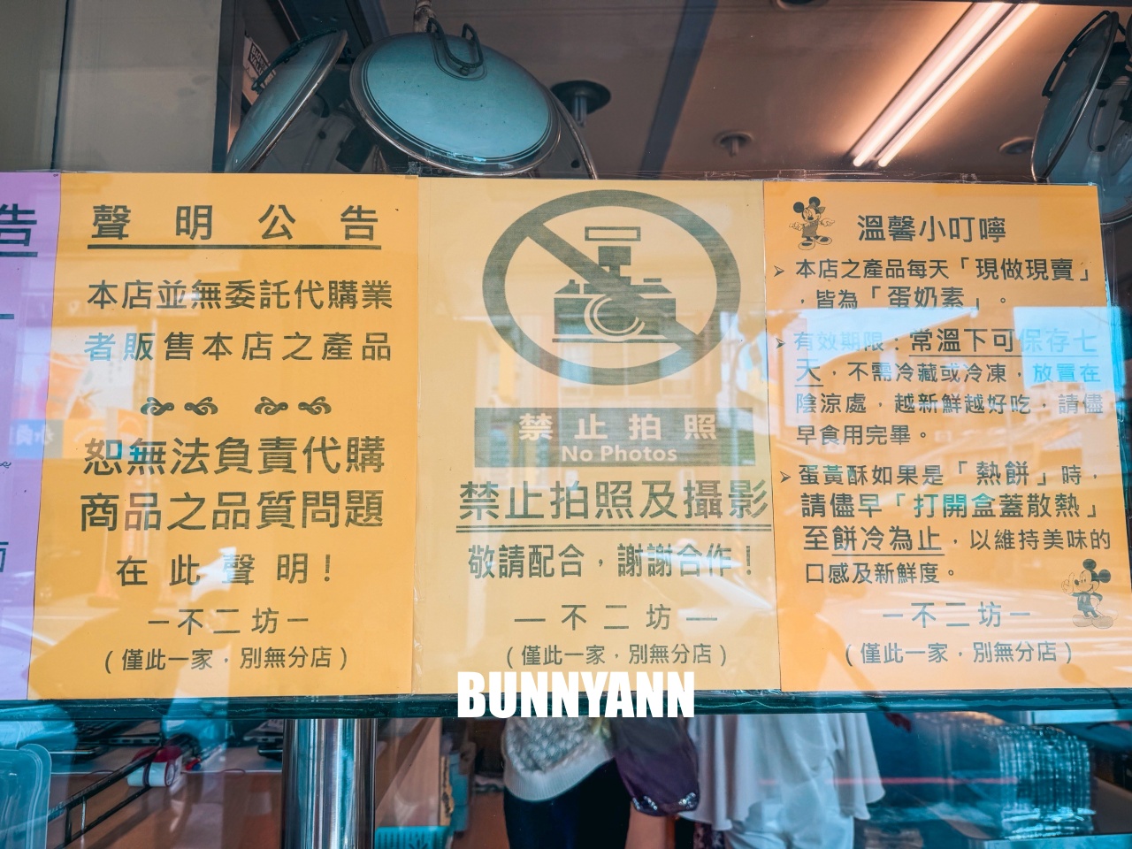 外國人專程來，就是蛋黃酥店家，一次買六顆吃不過癮，小月餅也是主打