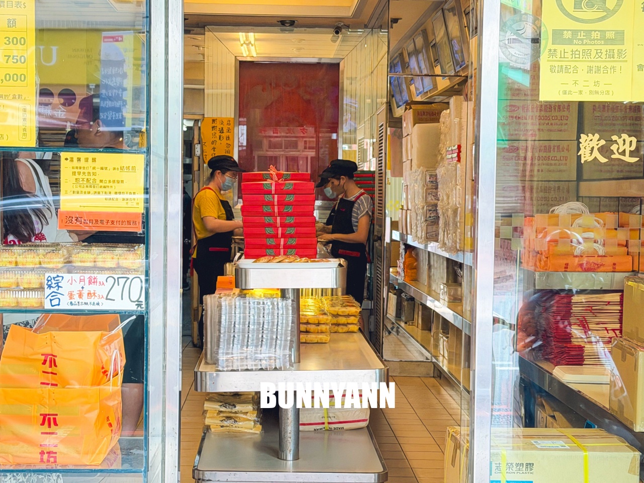 外國人專程來，就是蛋黃酥店家，一次買六顆吃不過癮，小月餅也是主打