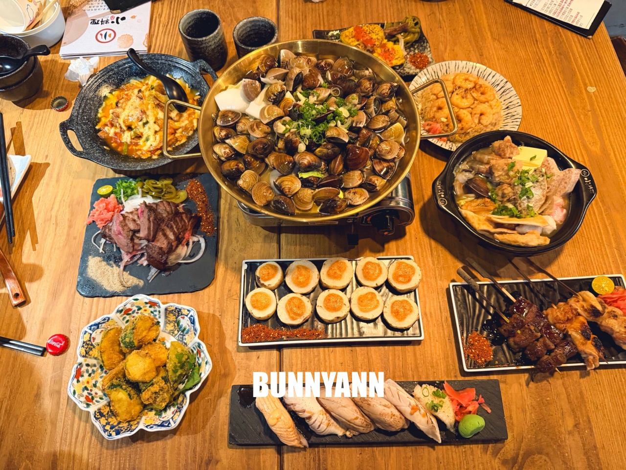 很多人不知道，是日式料理店家，點超巨蛤仔鍋就夠吃，烤肉串也是招牌
