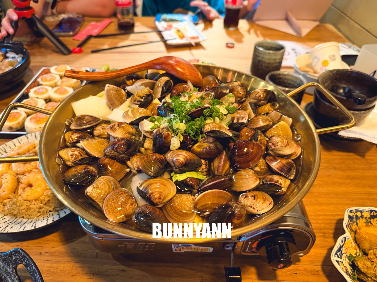 很多人不知道，是日式料理店家，點超巨蛤仔鍋就夠吃，烤肉串也是招牌