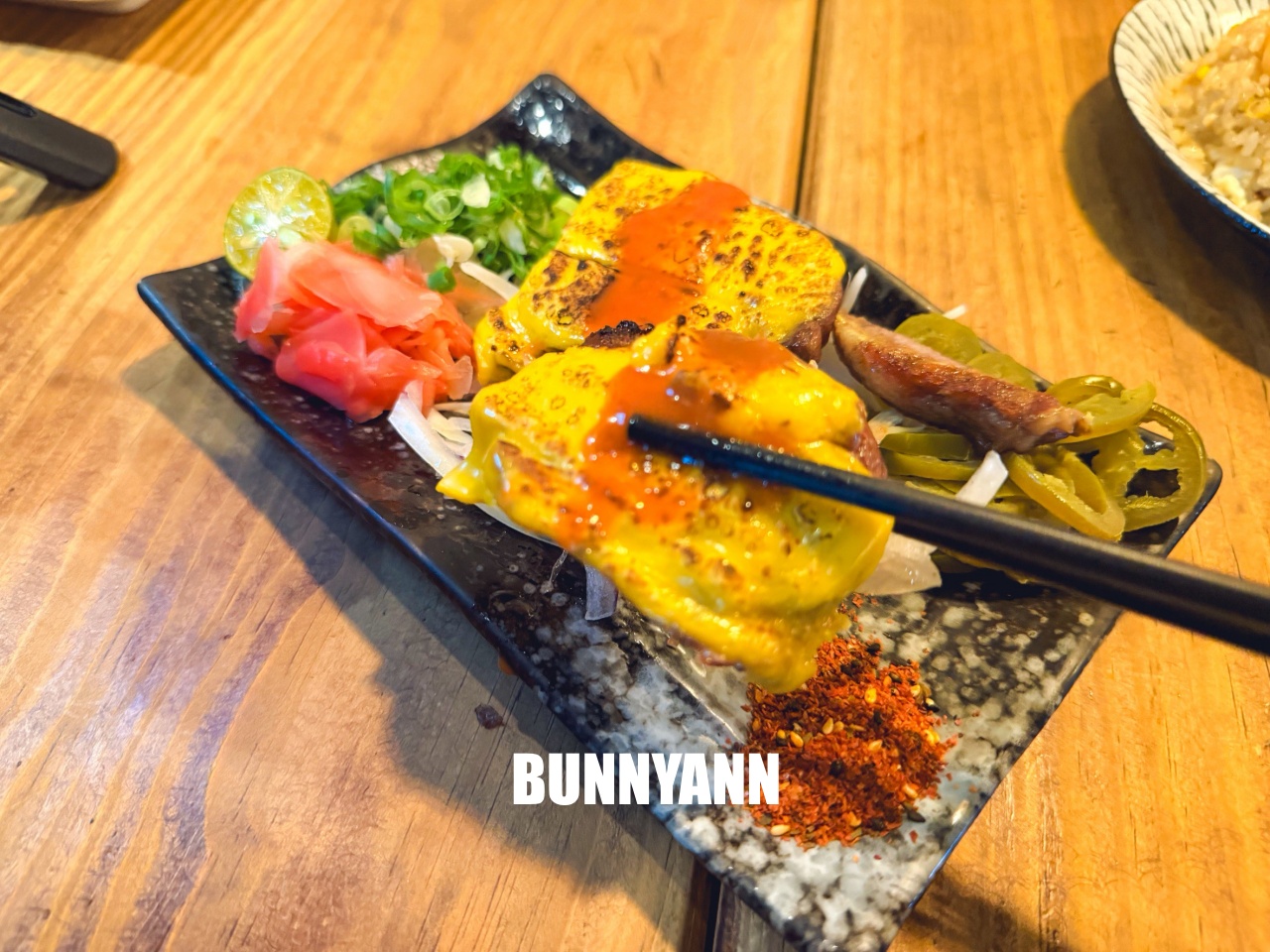 很多人不知道，是日式料理店家，點超巨蛤仔鍋就夠吃，烤肉串也是招牌