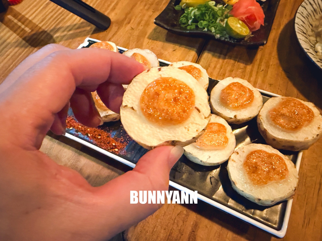 很多人不知道，是日式料理店家，點超巨蛤仔鍋就夠吃，烤肉串也是招牌