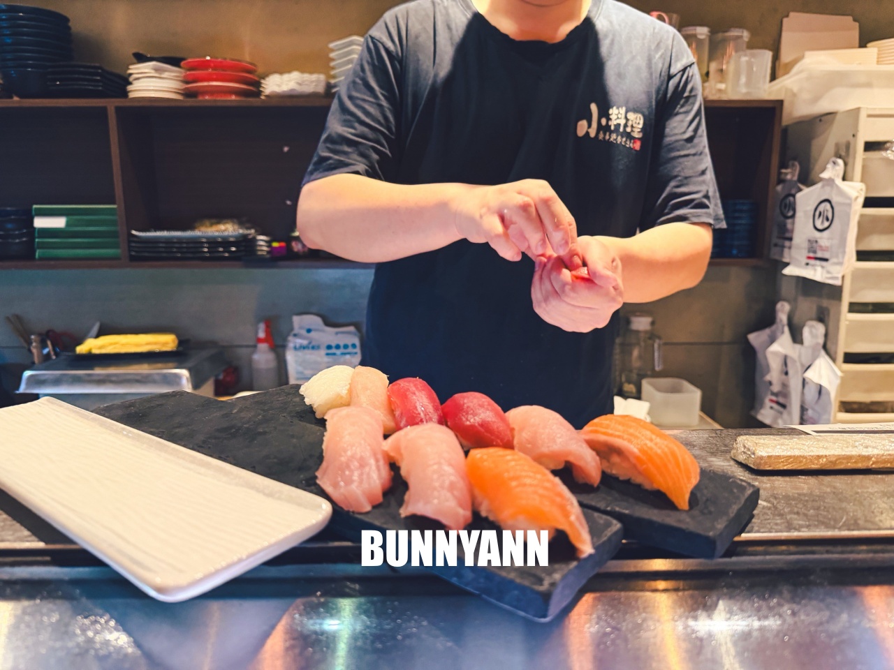 很多人不知道，是日式料理店家，點超巨蛤仔鍋就夠吃，烤肉串也是招牌