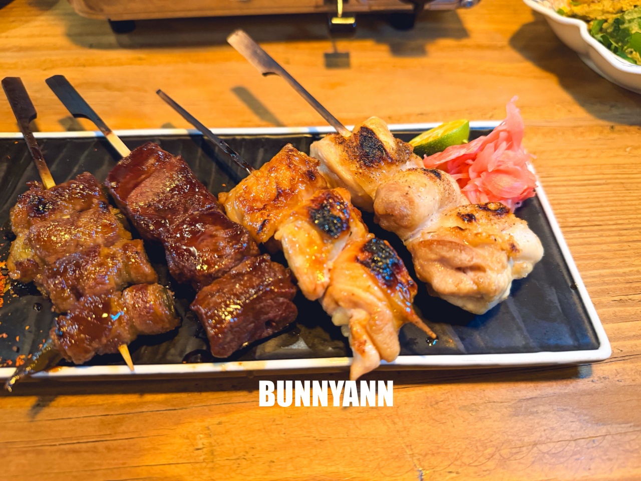很多人不知道，是日式料理店家，點超巨蛤仔鍋就夠吃，烤肉串也是招牌