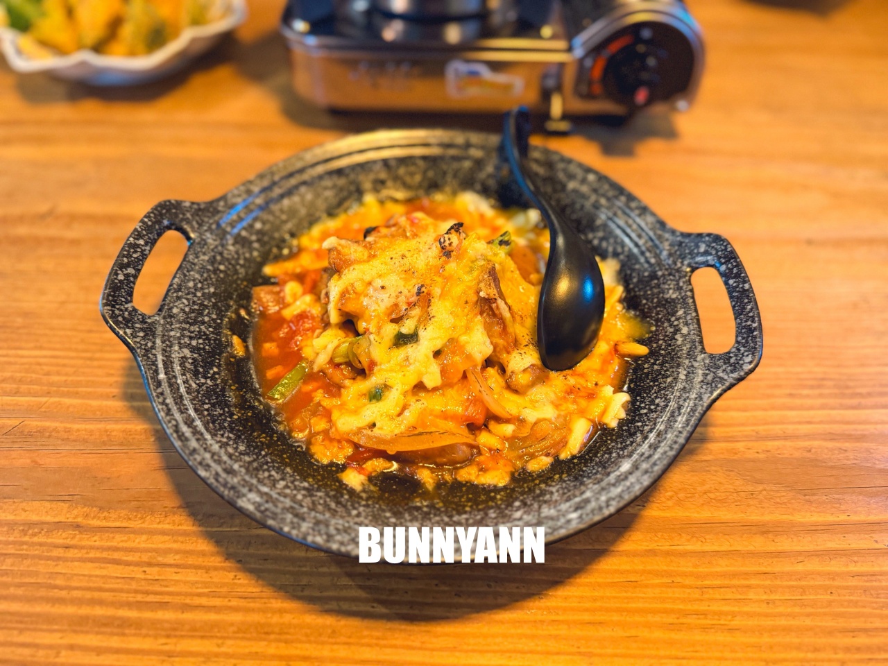 很多人不知道，是日式料理店家，點超巨蛤仔鍋就夠吃，烤肉串也是招牌