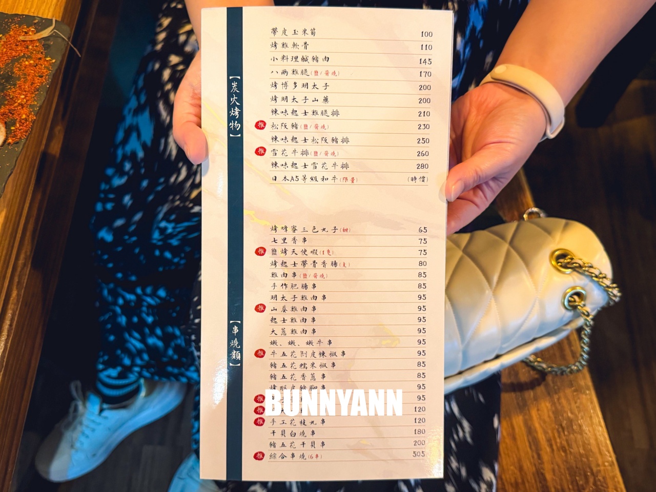 很多人不知道，是日式料理店家，點超巨蛤仔鍋就夠吃，烤肉串也是招牌