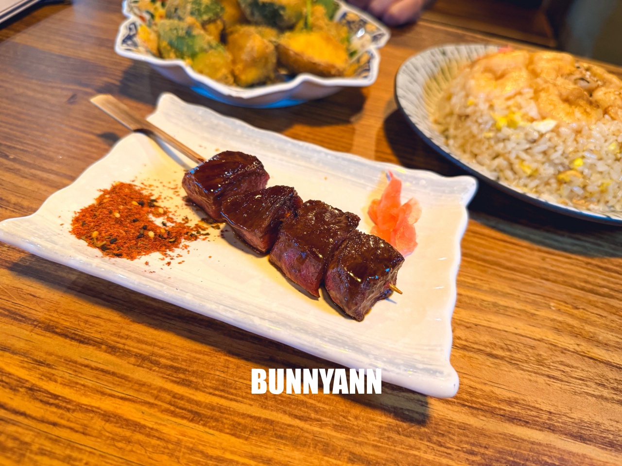 很多人不知道，是日式料理店家，點超巨蛤仔鍋就夠吃，烤肉串也是招牌