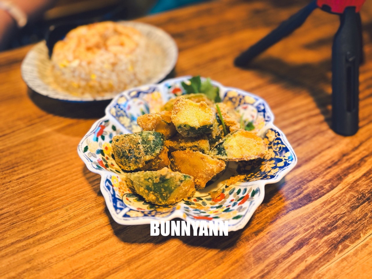很多人不知道，是日式料理店家，點超巨蛤仔鍋就夠吃，烤肉串也是招牌
