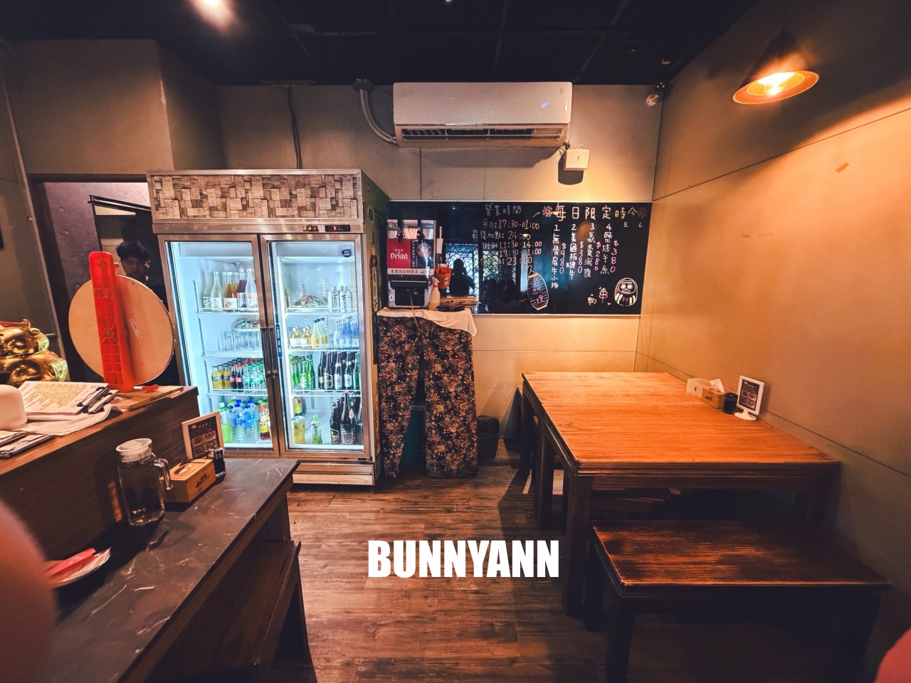 很多人不知道，是日式料理店家，點超巨蛤仔鍋就夠吃，烤肉串也是招牌