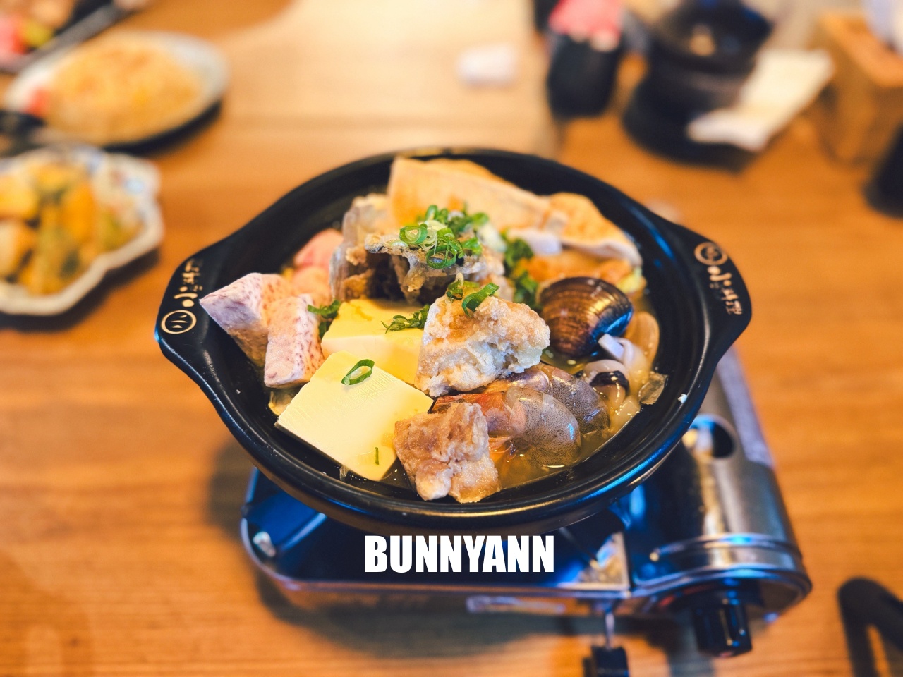 很多人不知道，是日式料理店家，點超巨蛤仔鍋就夠吃，烤肉串也是招牌