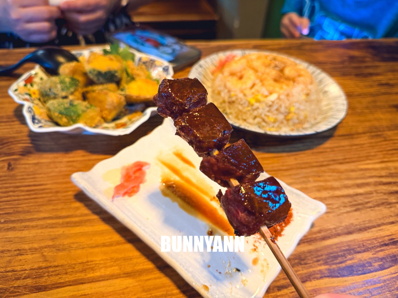 很多人不知道，是日式料理店家，點超巨蛤仔鍋就夠吃，烤肉串也是招牌