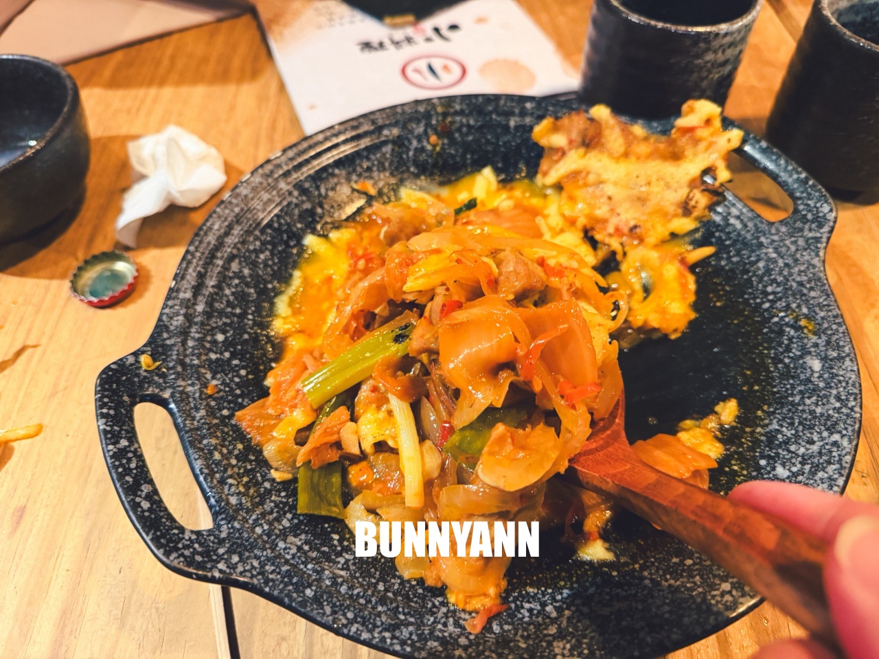 很多人不知道，是日式料理店家，點超巨蛤仔鍋就夠吃，烤肉串也是招牌