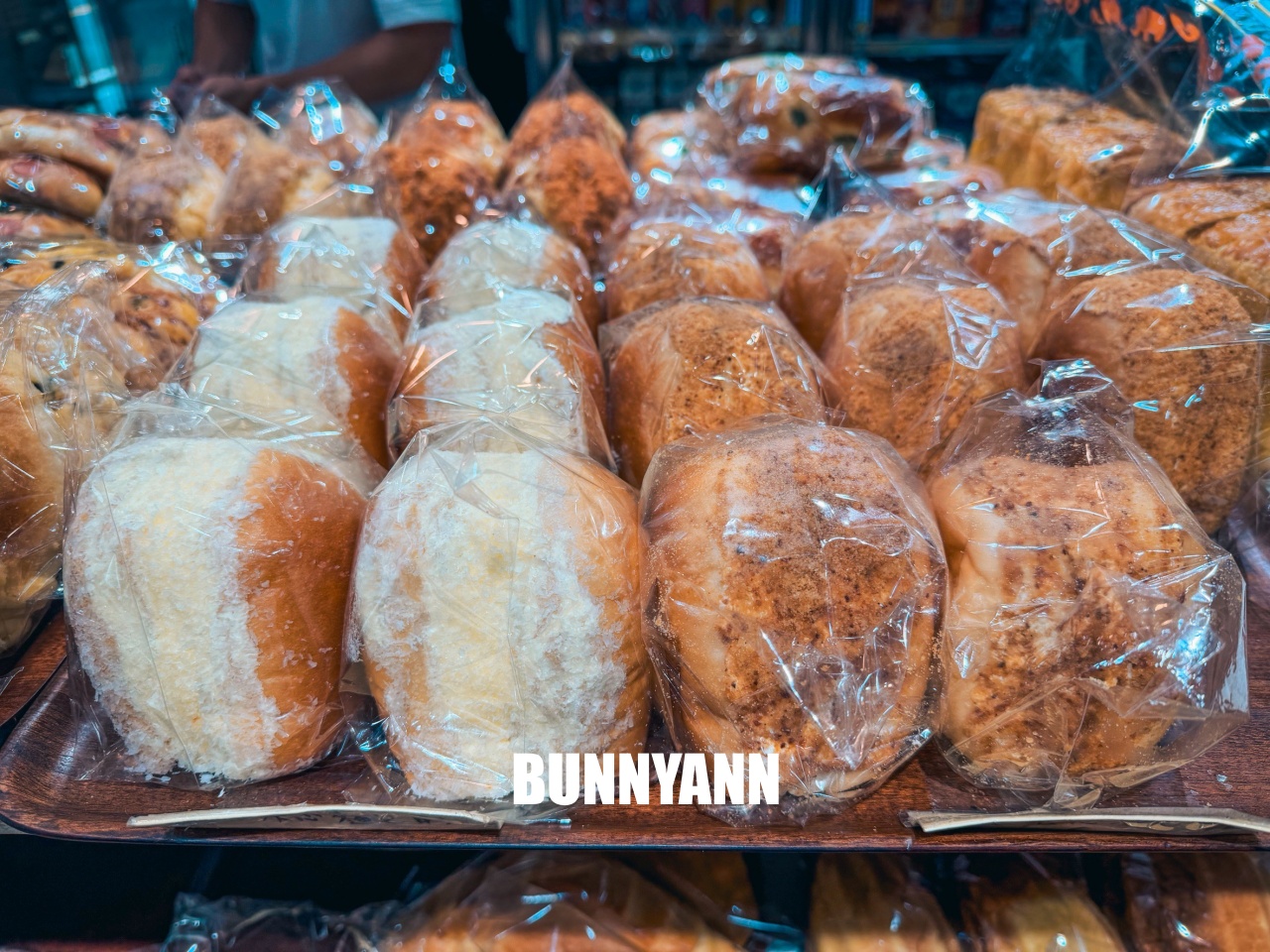 當地人才知道，是平價麵包店，500元能買一大堆，菠蘿吐司是招牌主打