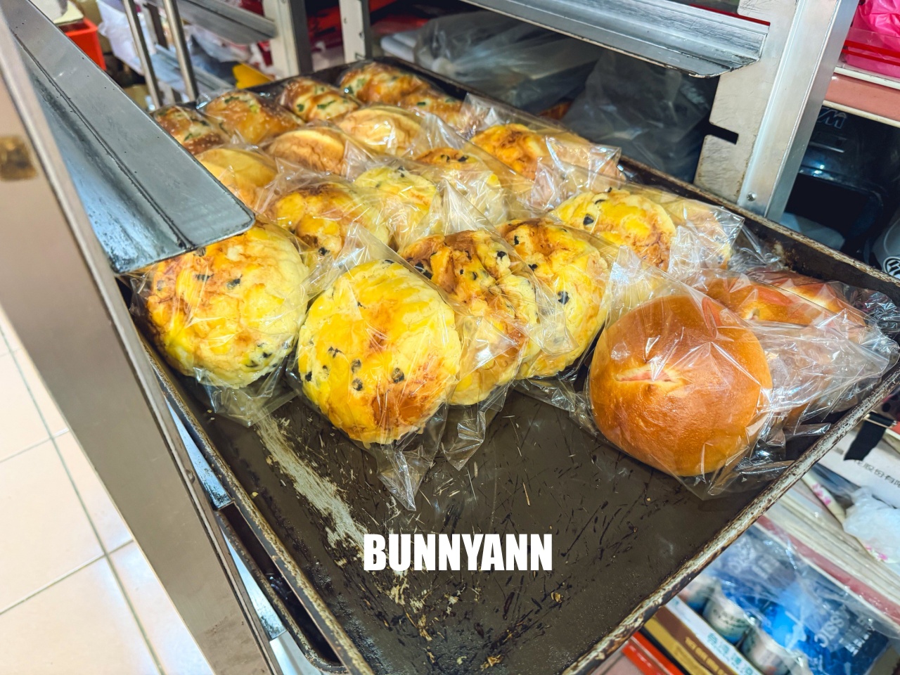 當地人才知道，是平價麵包店，500元能買一大堆，菠蘿吐司是招牌主打