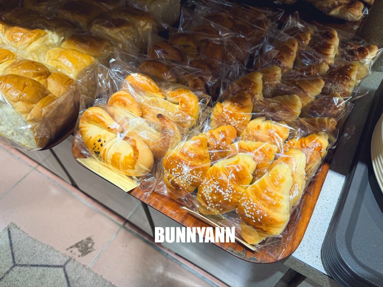 當地人才知道，是平價麵包店，500元能買一大堆，菠蘿吐司是招牌主打