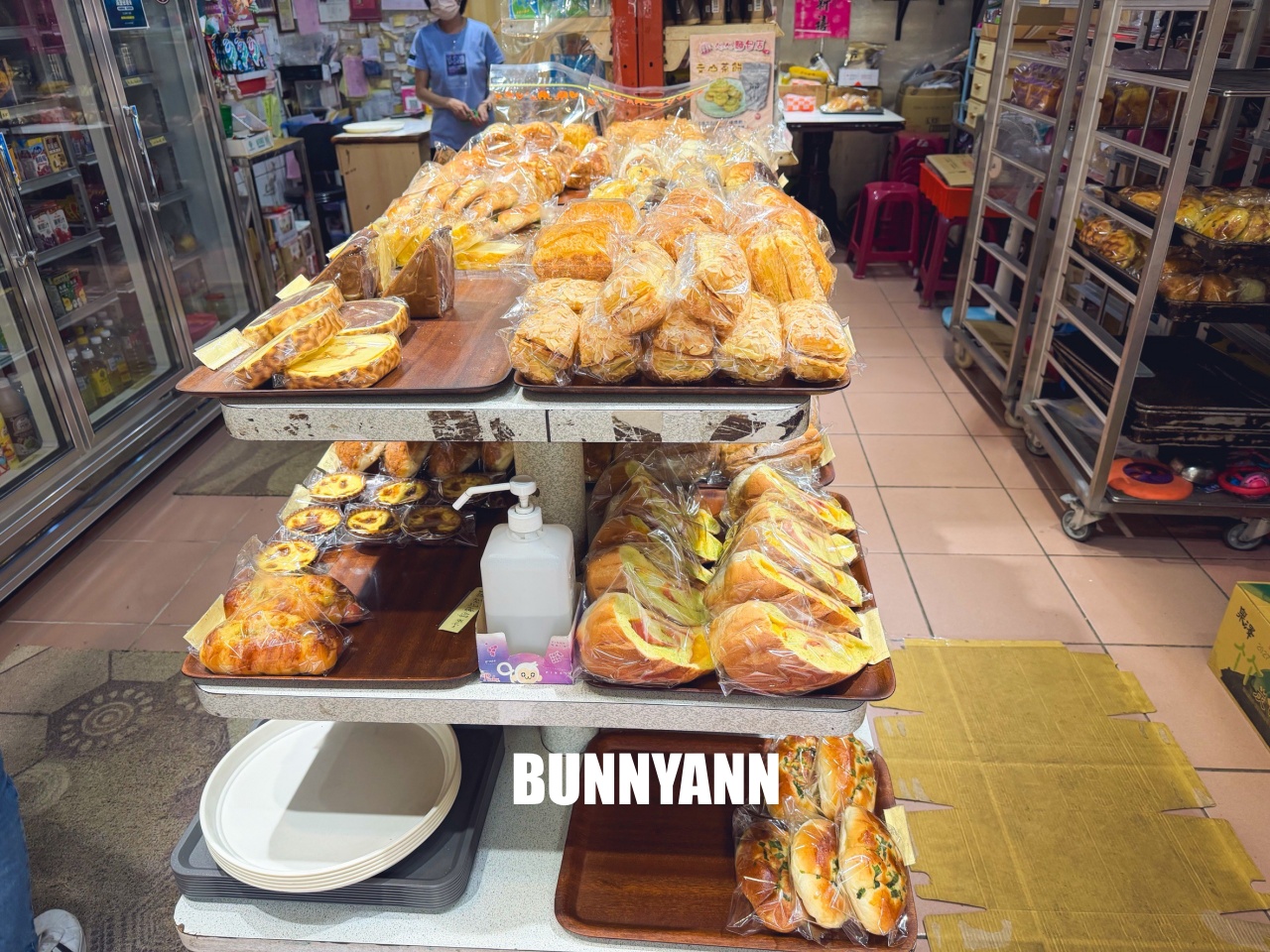 當地人才知道，是平價麵包店，500元能買一大堆，菠蘿吐司是招牌主打