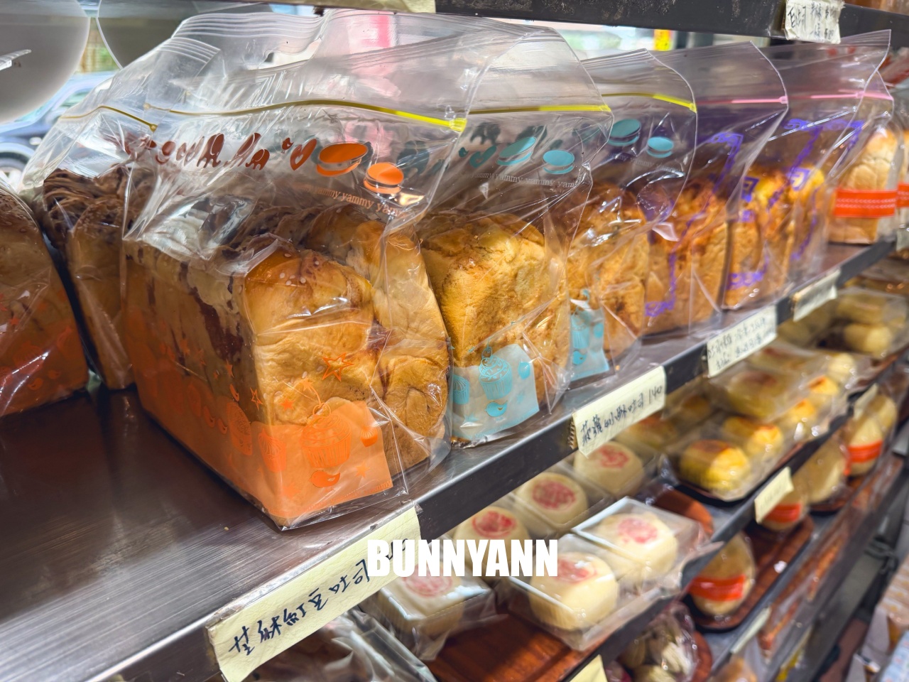 當地人才知道，是平價麵包店，500元能買一大堆，菠蘿吐司是招牌主打