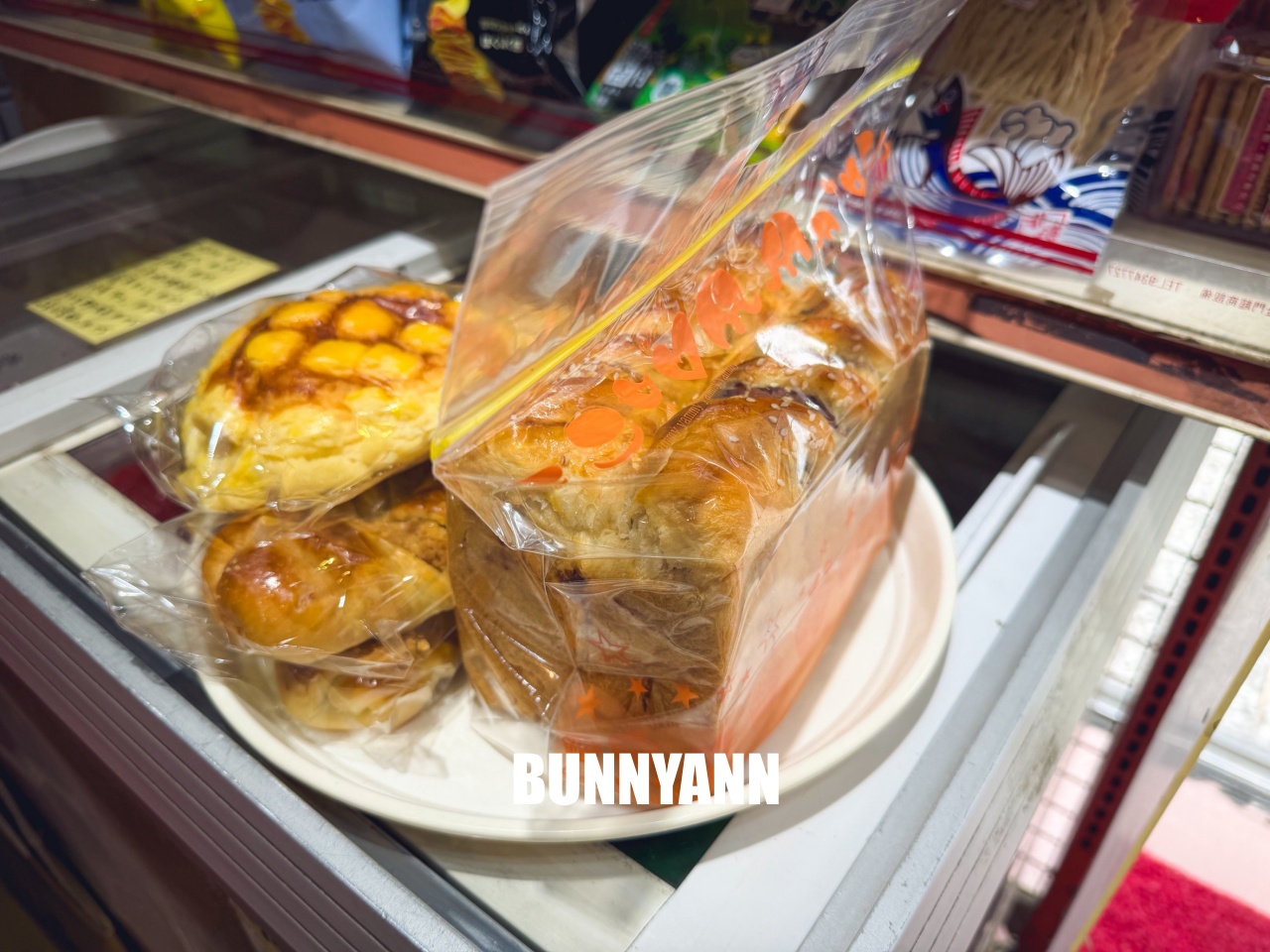 當地人才知道，是平價麵包店，500元能買一大堆，菠蘿吐司是招牌主打