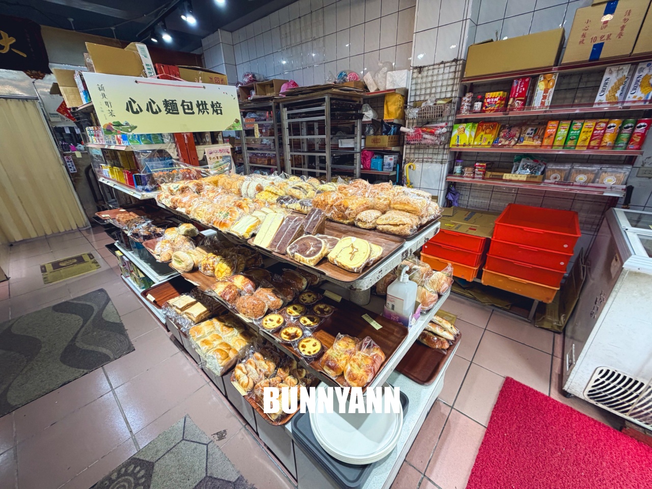 當地人才知道，是平價麵包店，500元能買一大堆，菠蘿吐司是招牌主打