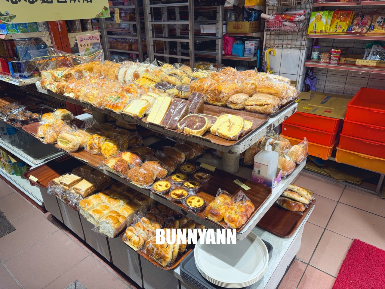 當地人才知道，是平價麵包店，500元能買一大堆，菠蘿吐司是招牌主打