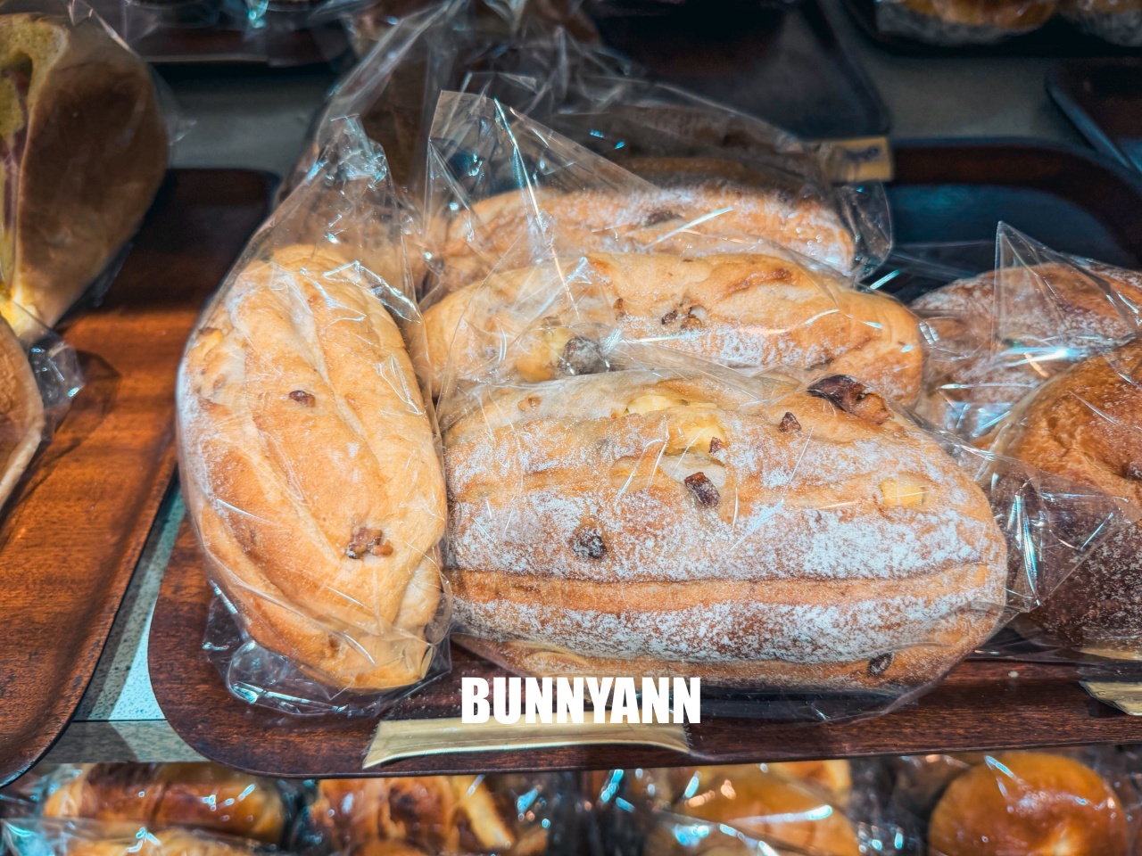 當地人才知道，是平價麵包店，500元能買一大堆，菠蘿吐司是招牌主打