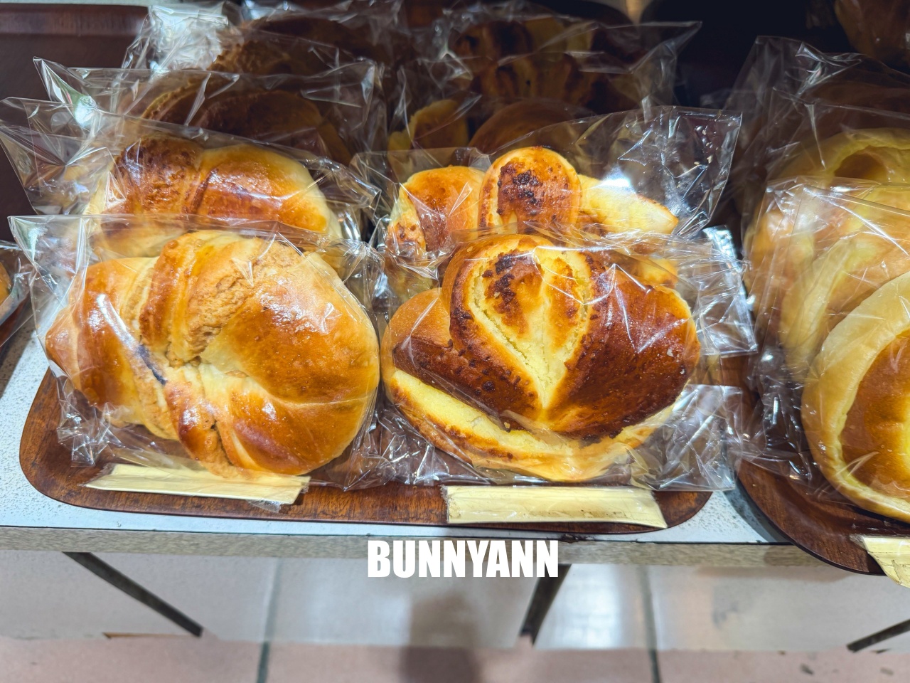 當地人才知道，是平價麵包店，500元能買一大堆，菠蘿吐司是招牌主打