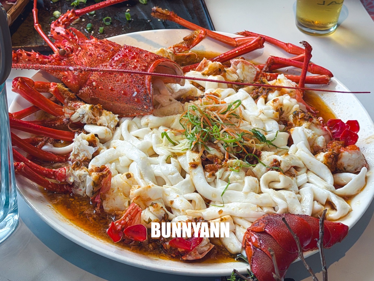 在地人私房懸崖海產店，是吃鮮甜龍蝦有夠爽，招牌馬告鮑魚同樣是強推款