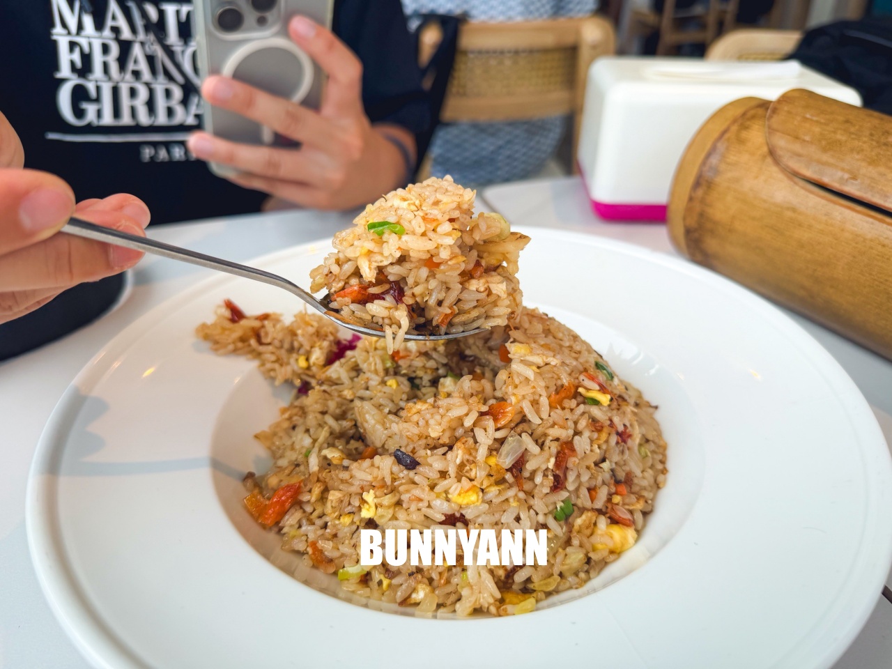 在地人私房懸崖海產店，是吃鮮甜龍蝦有夠爽，招牌馬告鮑魚同樣是強推款