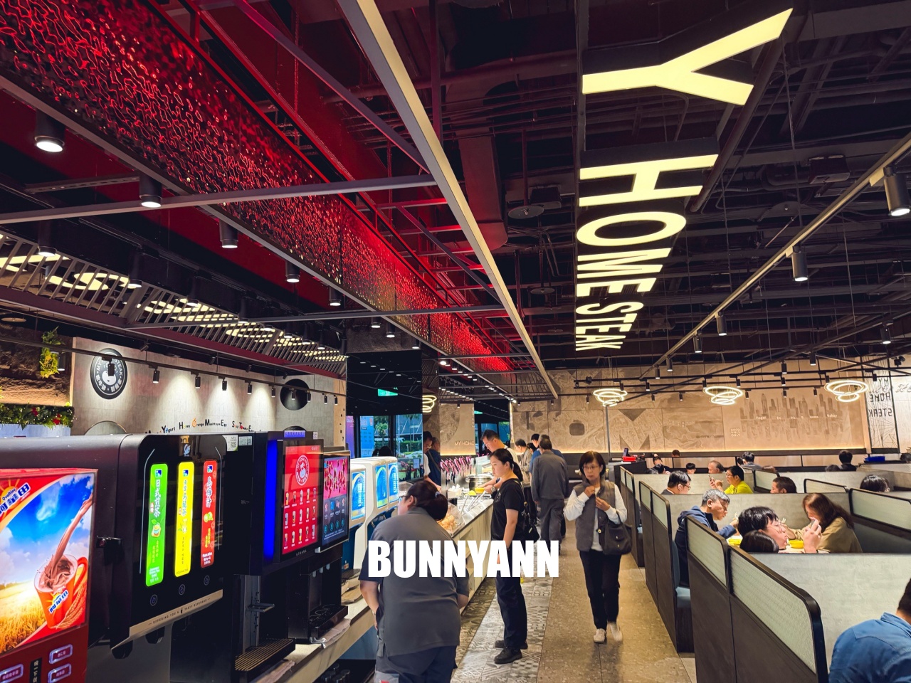 很多人沒來吃，是牛排自助吧店家，最低消費390吃超飽，百種餐點是招牌