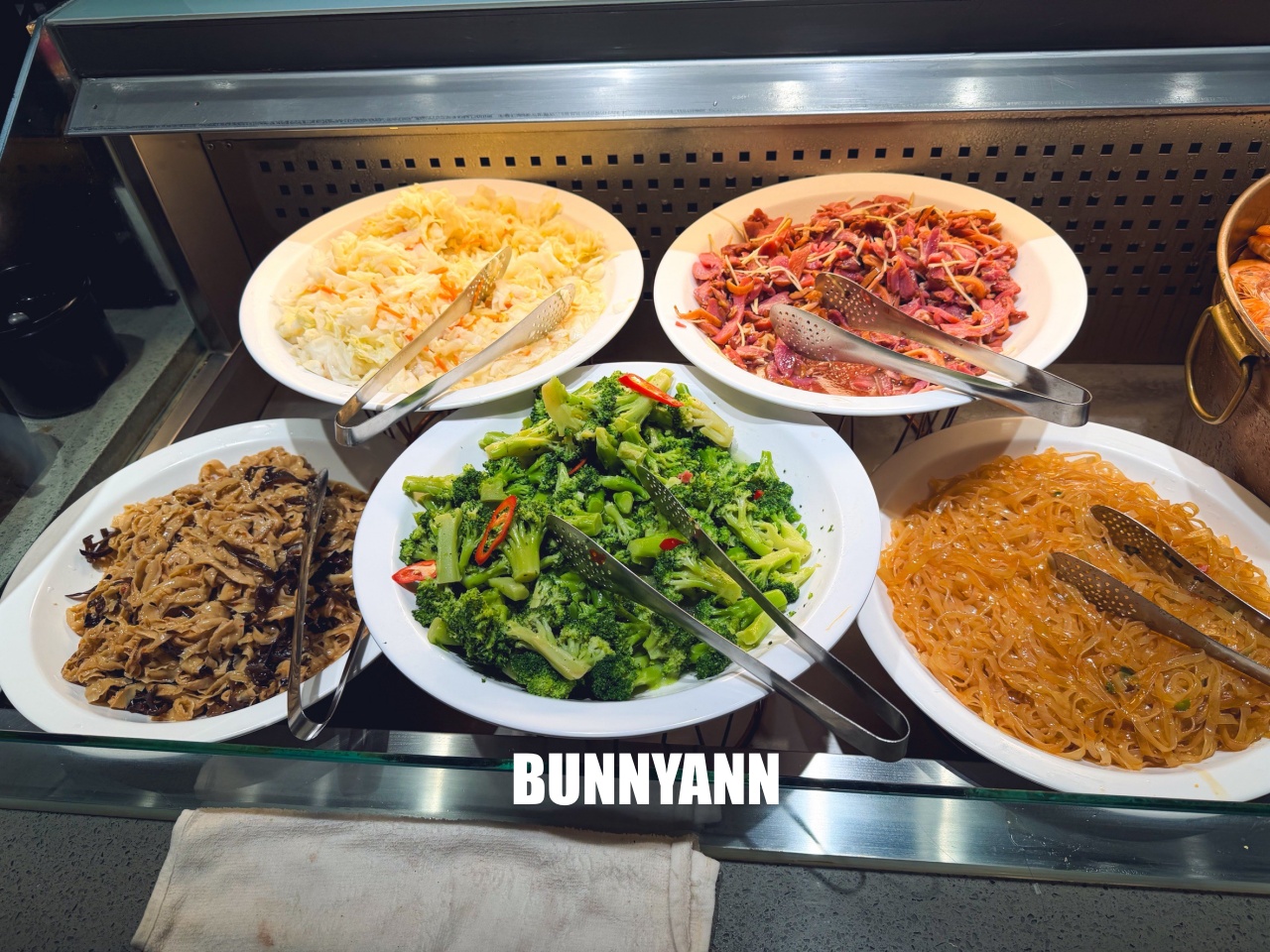 很多人沒來吃，是牛排自助吧店家，最低消費390吃超飽，百種餐點是招牌