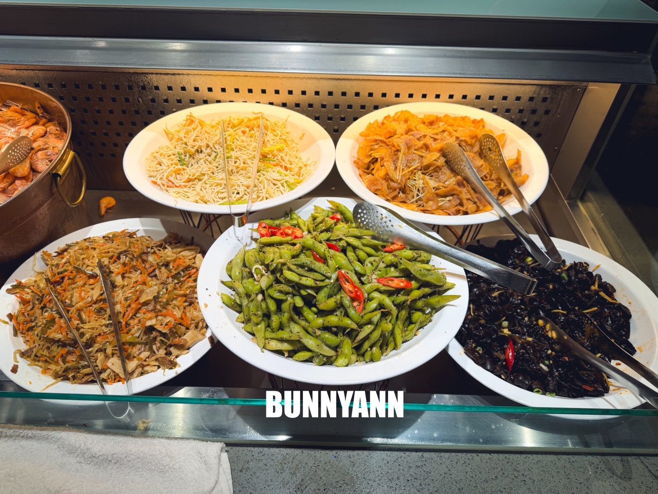 很多人沒來吃，是牛排自助吧店家，最低消費390吃超飽，百種餐點是招牌