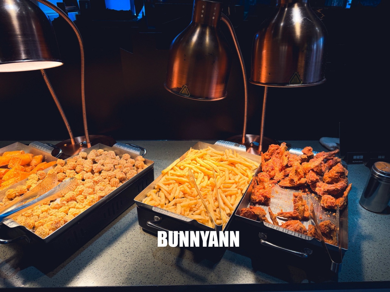 很多人沒來吃，是牛排自助吧店家，最低消費390吃超飽，百種餐點是招牌