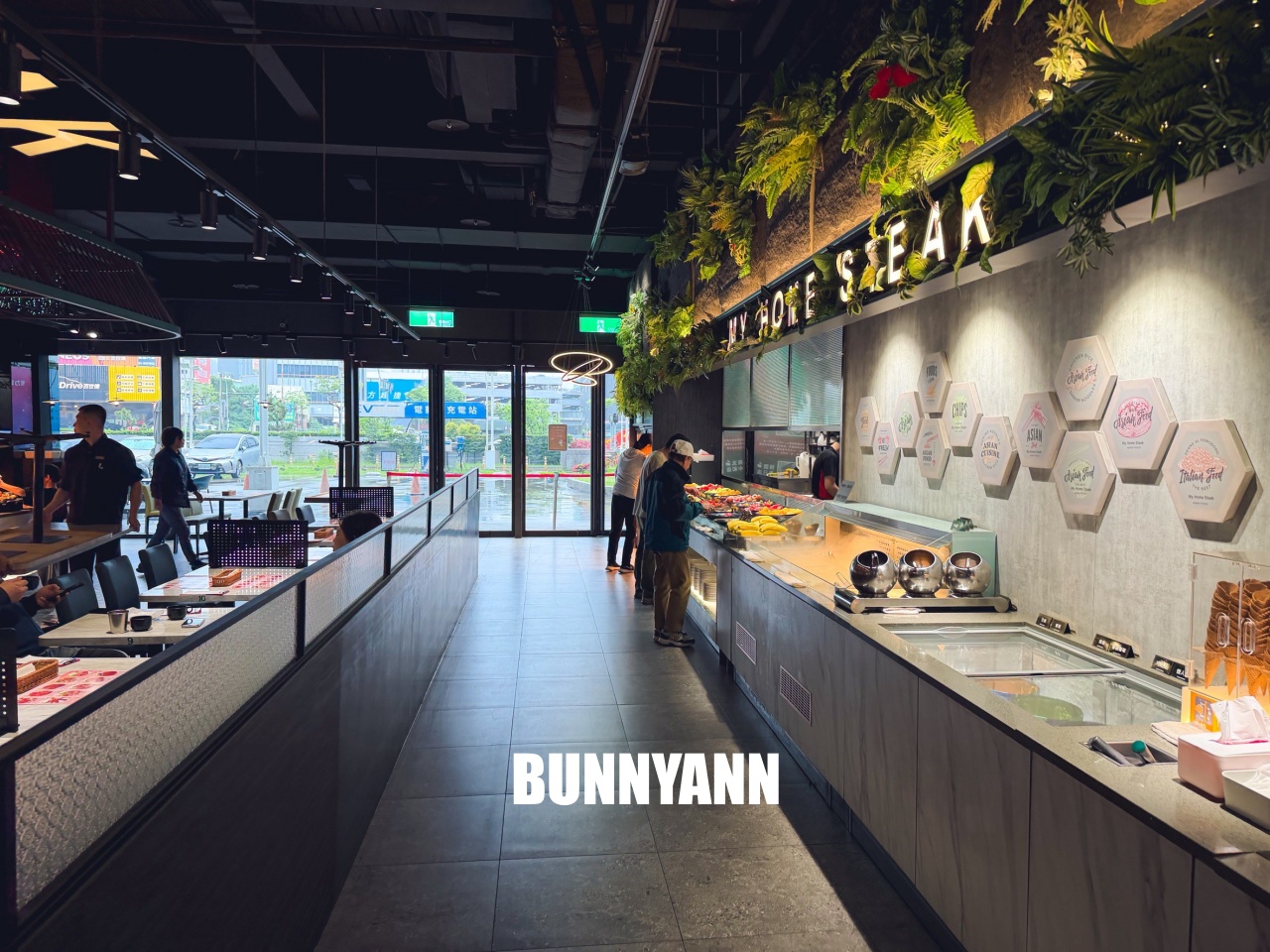 很多人沒來吃，是牛排自助吧店家，最低消費390吃超飽，百種餐點是招牌