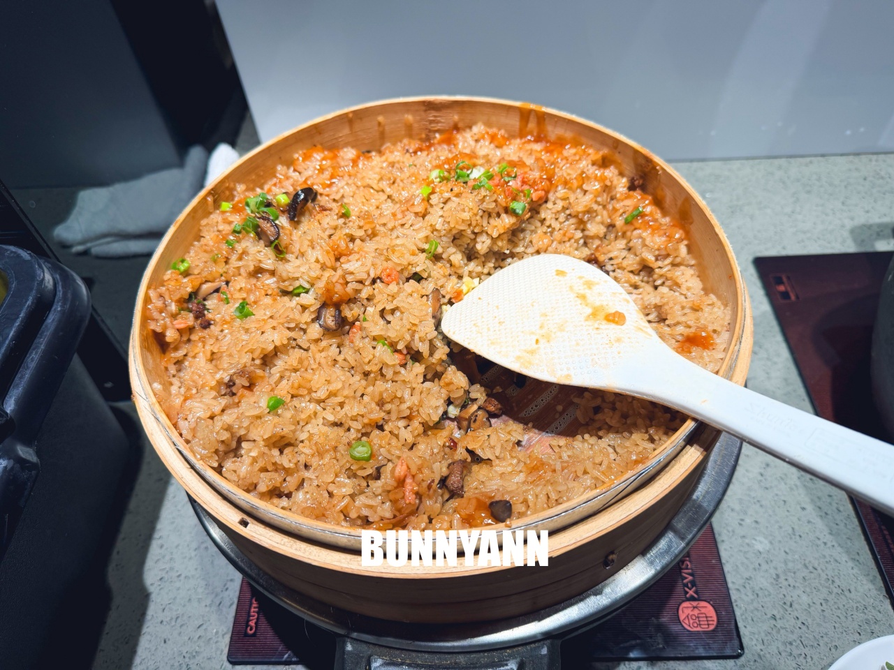 很多人沒來吃，是牛排自助吧店家，最低消費390吃超飽，百種餐點是招牌