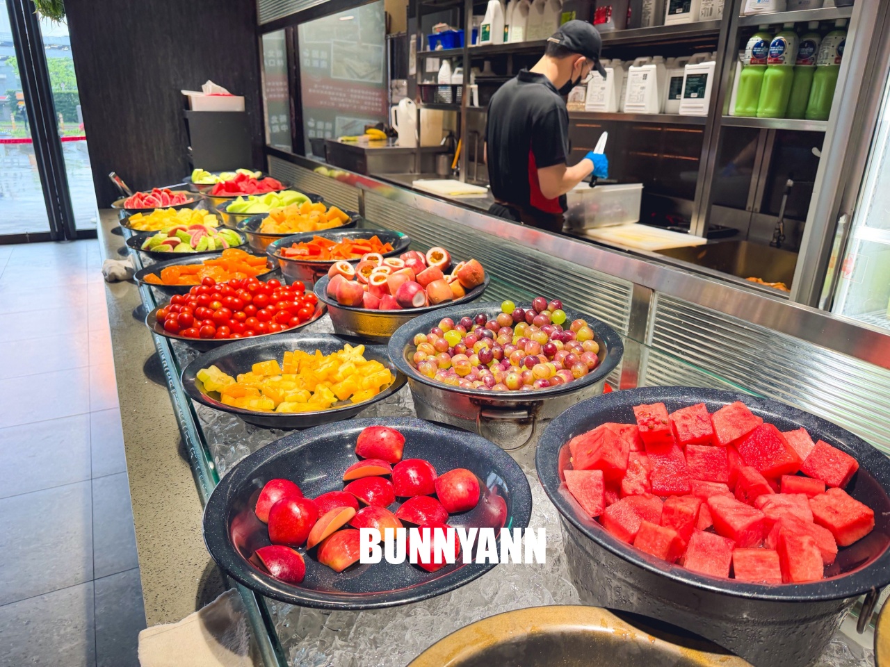 很多人沒來吃，是牛排自助吧店家，最低消費390吃超飽，百種餐點是招牌