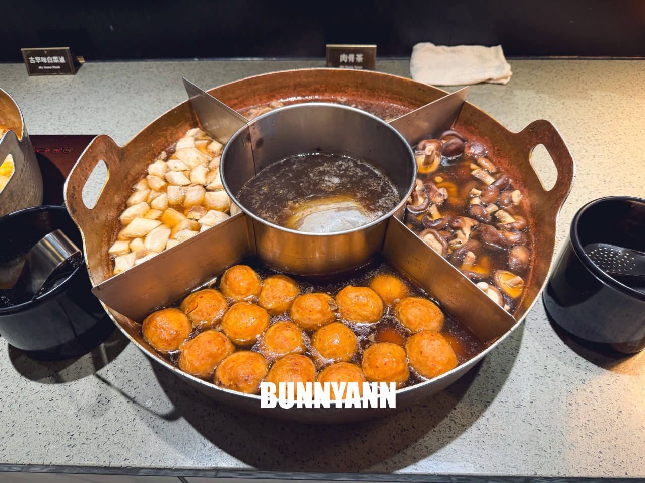很多人沒來吃，是牛排自助吧店家，最低消費390吃超飽，百種餐點是招牌