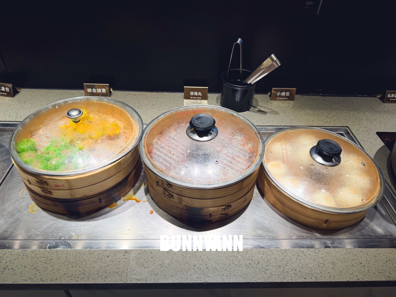 很多人沒來吃，是牛排自助吧店家，最低消費390吃超飽，百種餐點是招牌