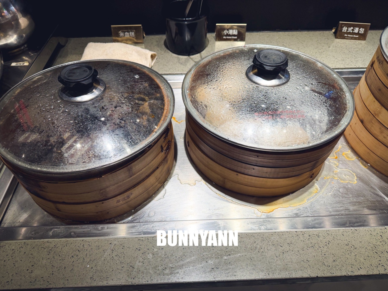 很多人沒來吃，是牛排自助吧店家，最低消費390吃超飽，百種餐點是招牌