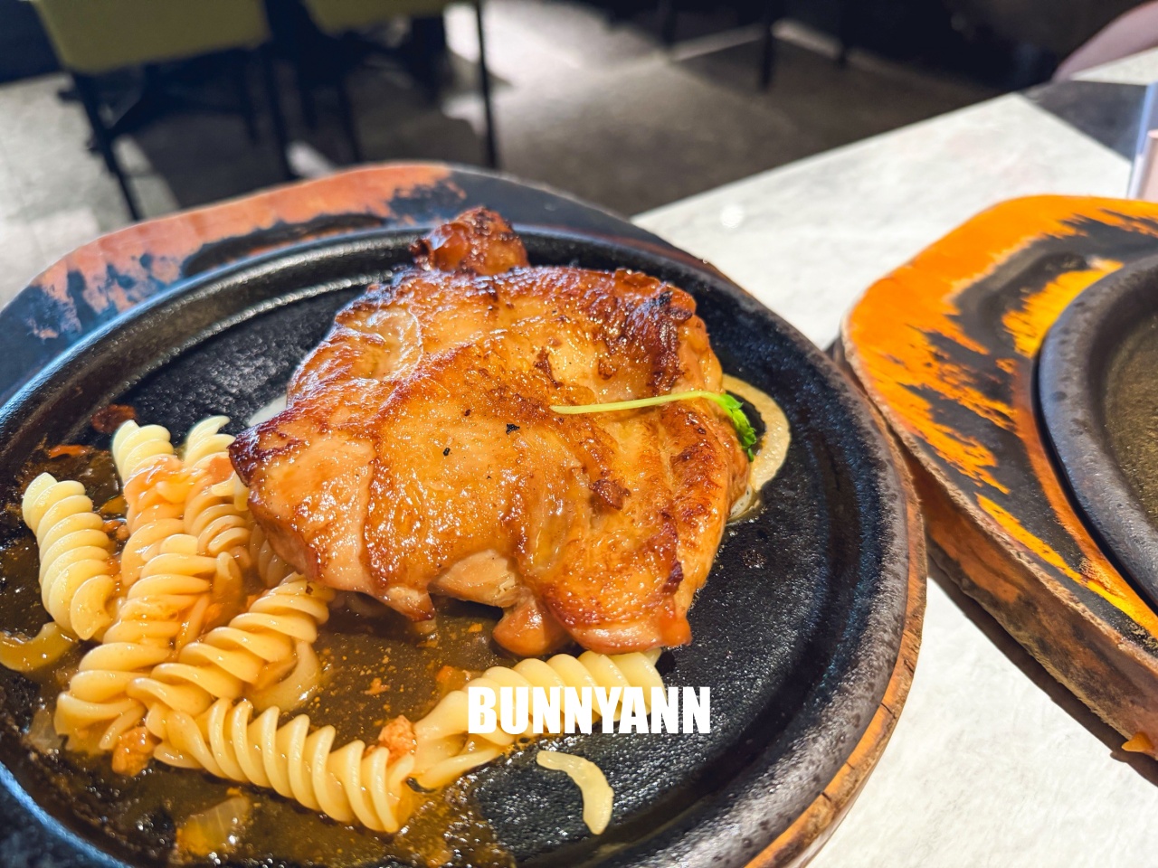 很多人沒來吃，是牛排自助吧店家，最低消費390吃超飽，百種餐點是招牌