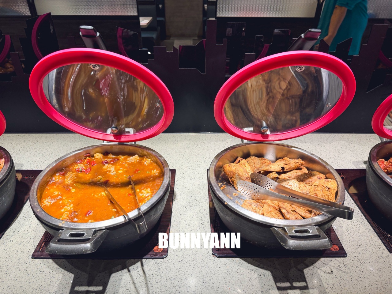 很多人沒來吃，是牛排自助吧店家，最低消費390吃超飽，百種餐點是招牌