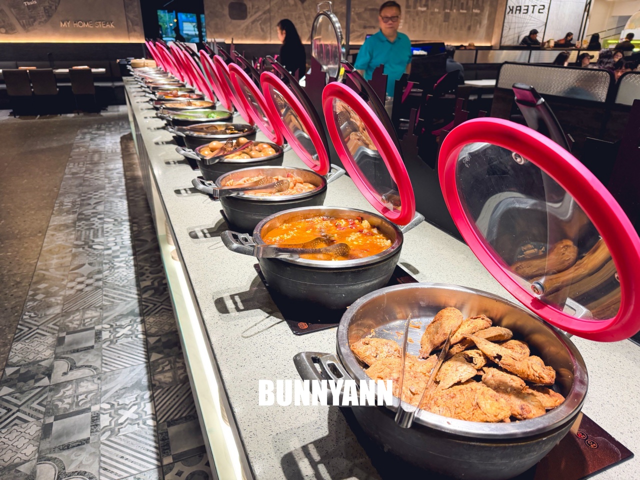 很多人沒來吃，是牛排自助吧店家，最低消費390吃超飽，百種餐點是招牌