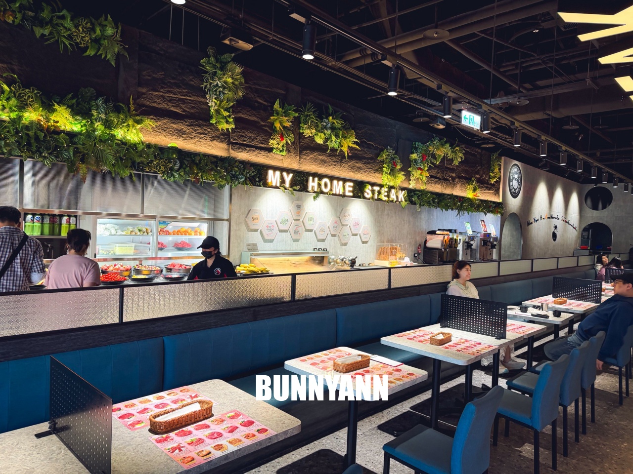 很多人沒來吃，是牛排自助吧店家，最低消費390吃超飽，百種餐點是招牌