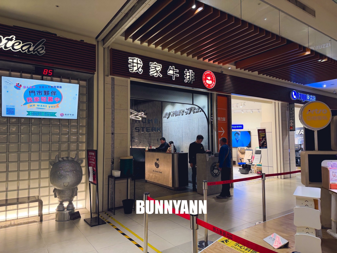 很多人沒來吃，是牛排自助吧店家，最低消費390吃超飽，百種餐點是招牌