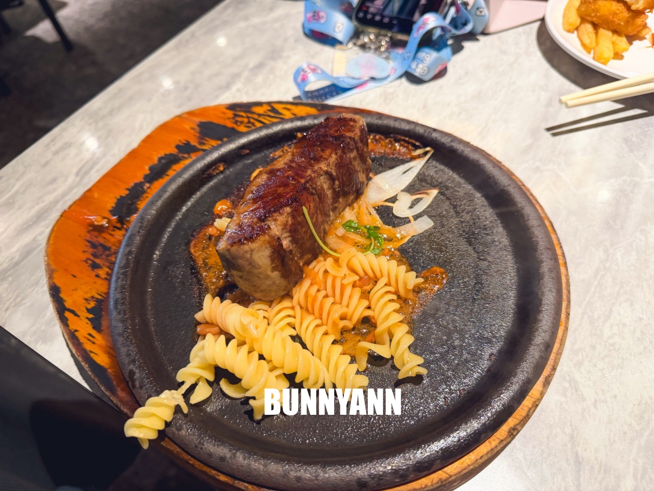 很多人沒來吃，是牛排自助吧店家，最低消費390吃超飽，百種餐點是招牌